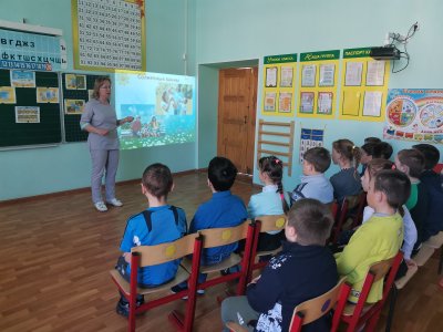 Сегодня с воспитанниками 1 и 2 группы был проведен информационный час мед.работником Тарасовой С.В. на тему: «Лето красное – лето безопасное!»